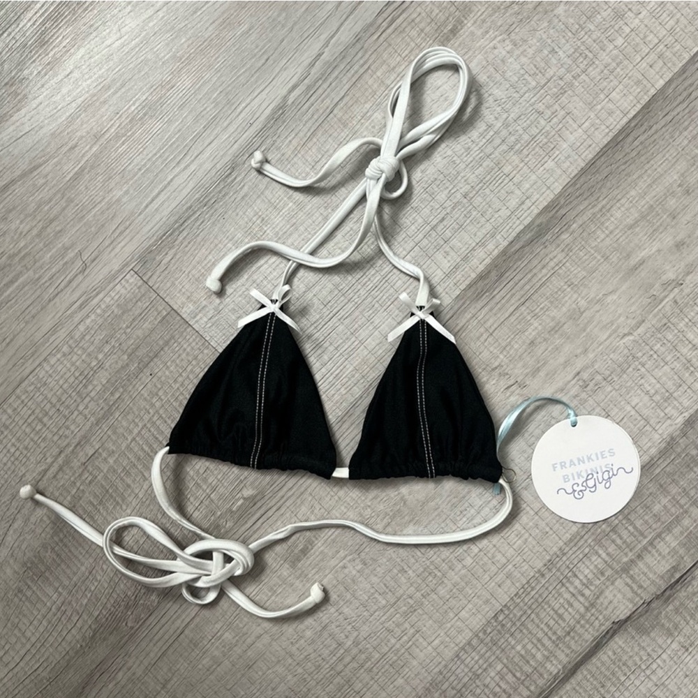 NEW FRANKIE’S BIKINIS X GIGI HADID PHILLIPA SHINE BIKINI TOP IN BLACK WHITE